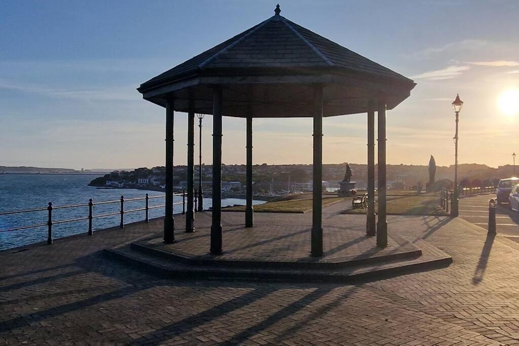 Sea View Luxury 5 Star Cottage Near Milford Marina *